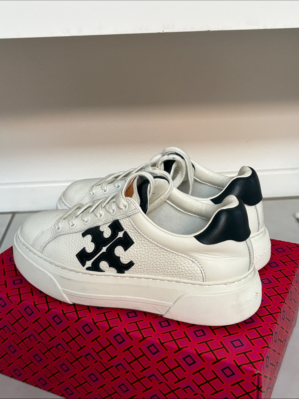 Tory Burch White Leather Signature Platform Sneakers with Navy Blue logo - Picture 6 of 8